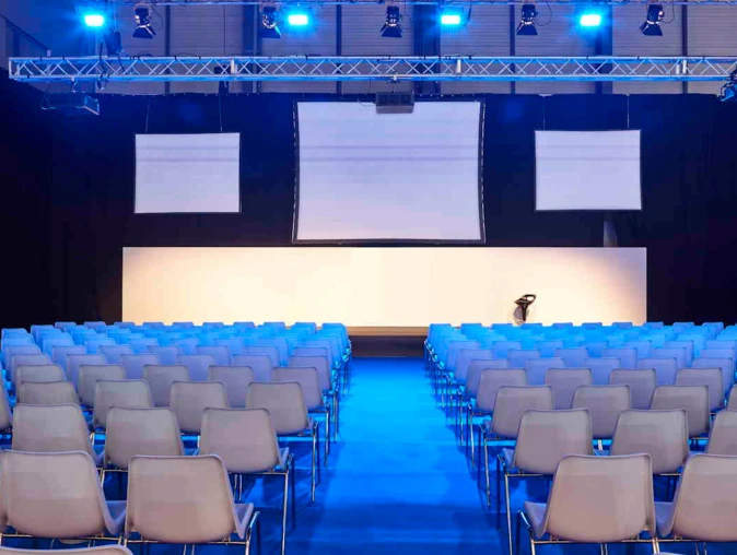 5 sytuacji, kiedy lepiej wynająć meble na event