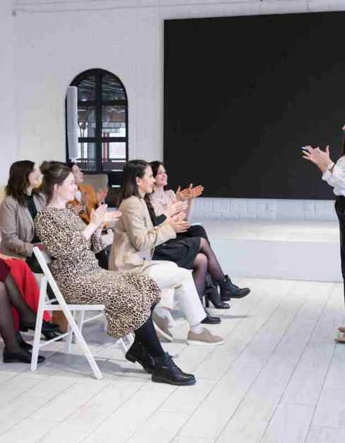 Trendy w wynajmie krzeseł eventowych na rok 2025: co jest teraz modne?