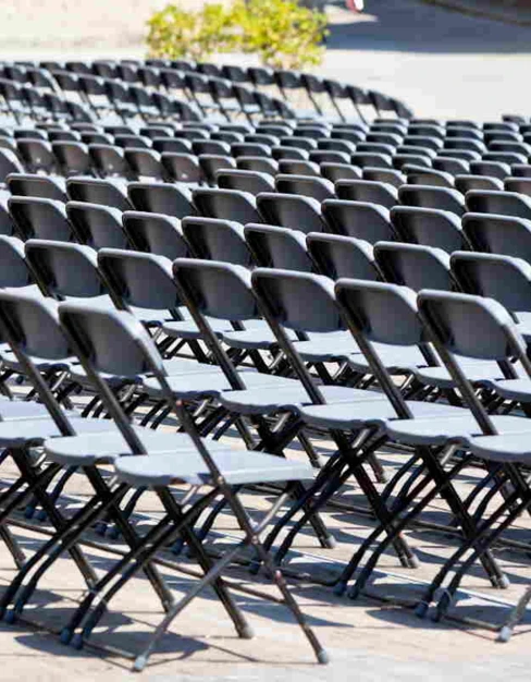 Na co zwrócić uwagę przy wynajmie mebli na event?