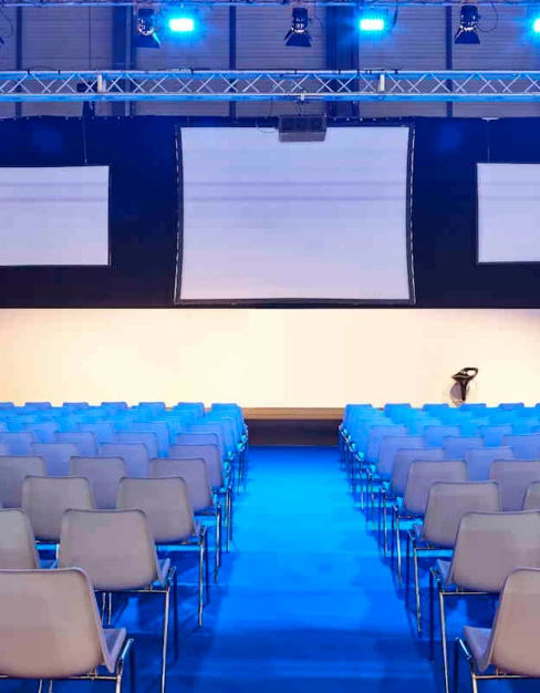 5 sytuacji, kiedy lepiej wynająć meble na event